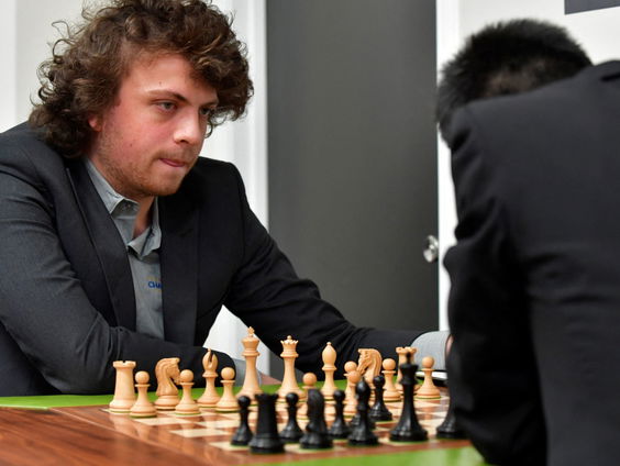 Schaakgrootmeesters Anish Giri en Hans Niemann spelen tegen elkaar in Utrecht