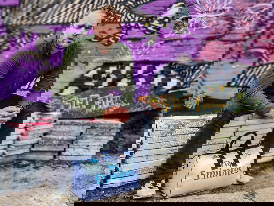 Tienduizenden voetbalshirts van de oven gered door Matthijs