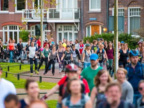 Skate Parade in Utrecht: lekker onbezorgd rollen door de stad