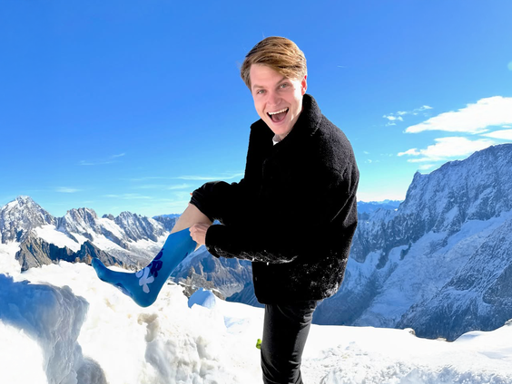 Chris loopt marathon op sokken(!) met moeder in gedachten: "Aandacht voor jongdementie"