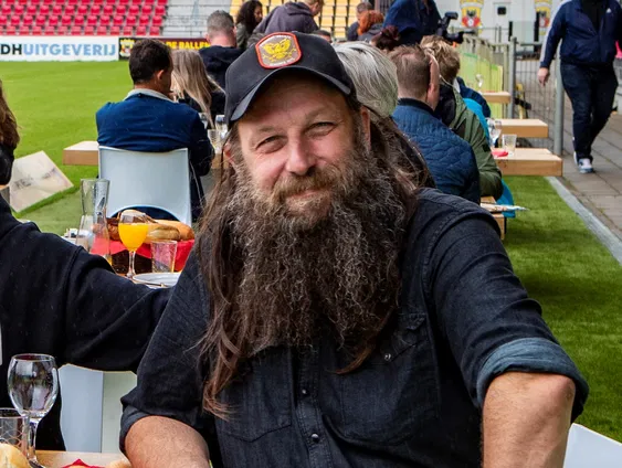 Jan-Willem Klink houdt al jaren de banden goed tussen Go Ahead Eagles en de fanatieke aanhang