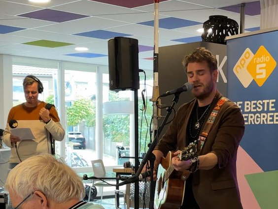 Tim Akkerman zingt live: Just Another Road
