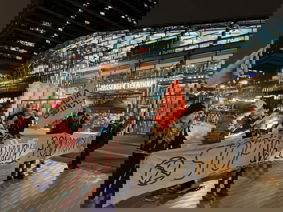 Klimaatkoor als zingend protest tegen cruiseschepen