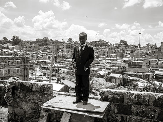 Fotograaf Stacii Samidin staat oog in oog met gangmembers
