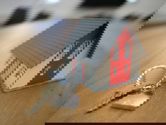 Door hoge huizenprijzen begint men later aan gezin