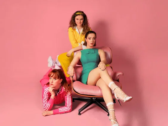 TRADWIVES de musical: drie tradwives ontdekken 'de buitenwereld'