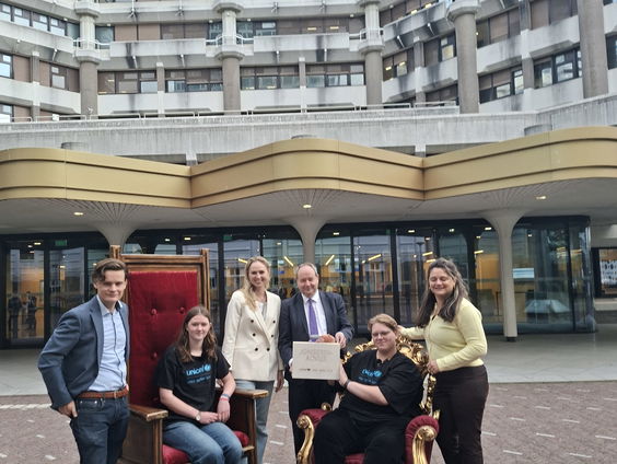 Jongeren delen zorgen in eigen Troonrede: 'Wonen, pesten, veiligheid'