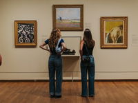 Bezoekers Van Gogh Museum leveren telefoon in voor avondje uit