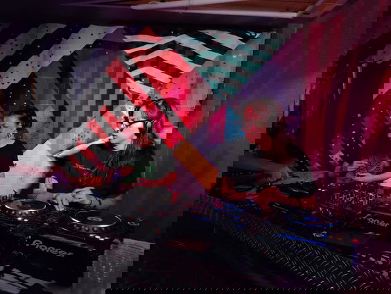 DJ Vanity Roxane archiveert Twentse hiphopgeschiedenis