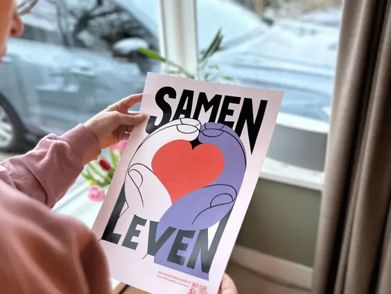 VluchtelingenWerk geschokt door bekladding van huizen met 'Samen Leven'-posters