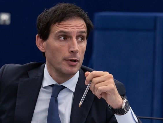 Wopke Hoekstra is in Brussel nu ook bezig met oorlog en vrede