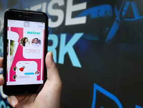 Waarom kloppen steeds meer jongeren aan bij datingbureaus?