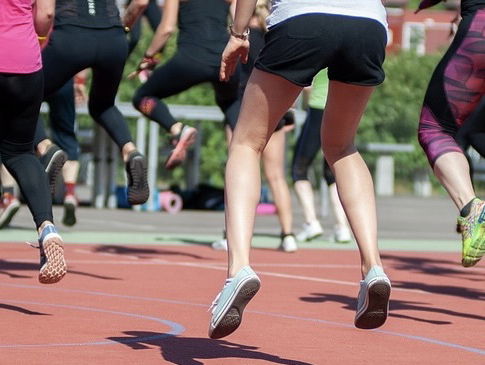 55-plussers doen wereldrecordpoging bewegen in de buitenlucht
