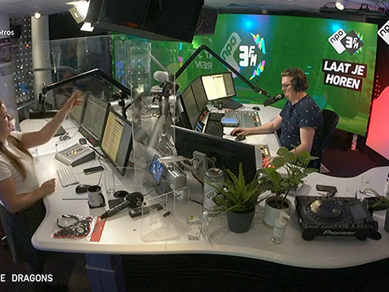 STIFT GOOIEN IN DE STUDIO GAAT MIS EN JE GELOOFT NOOIT WAT ER TOEN GEBEURDE