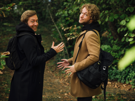 Mark in een zwembroek. Rámon in pak. Samen in Blaricum.