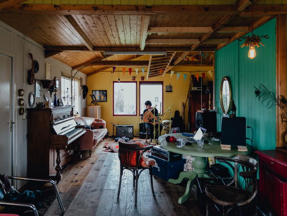 Feitenfabriek bezingt een lach waarbij alles samenvalt zoals het hoort