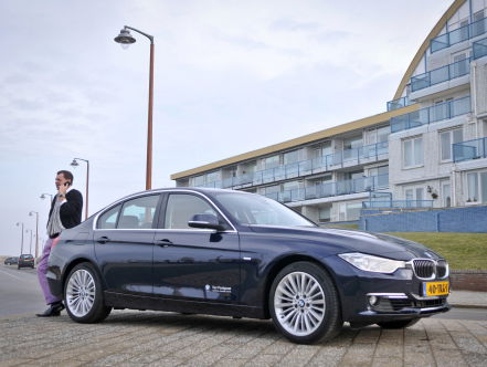 Knipperlichtliedje: donkerblauwe BMW 3 serie