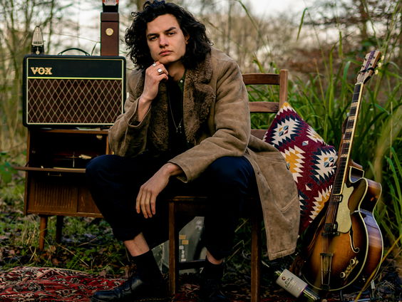 Mitch Julius vertelt over zijn oudste herinnering in de toonladder!