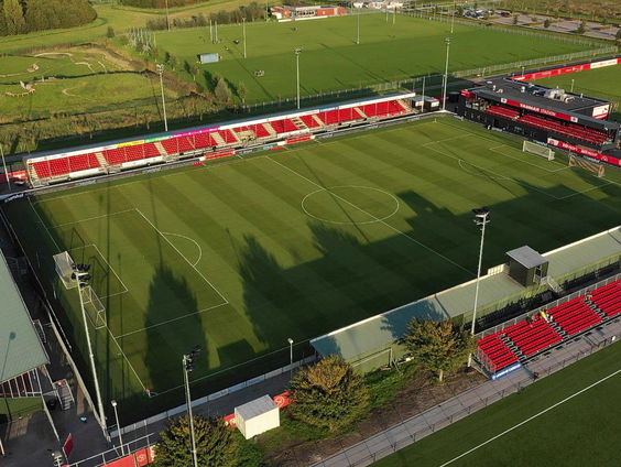Stadionspeaker Tim verheugt zich op de wedstrijd van Almere City mét publiek