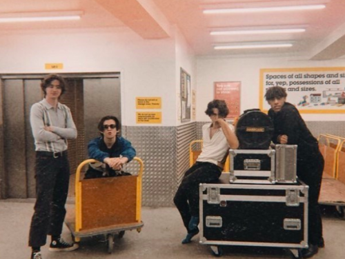 63-jarige Thera wil dat jij kennis maakt met deze jonge band!