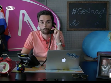 Domien doet vandaag hele belangrijke telefoontjes