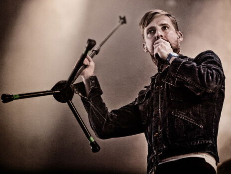 Never Miss A Lily Allen in deze van The Kaiser Chiefs