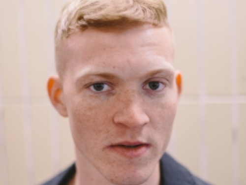 Paul Sinha poetst z'n tanden meteen na zijn ontbijt omdat hij anders bang is dat hij het vergeet