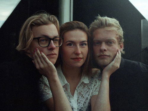 WIES bezingt met heimwee de middelbare schooltijd in hun debuutsingle