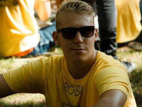 Medewerker van de Dag: Robin filmt vals zingende kinderen