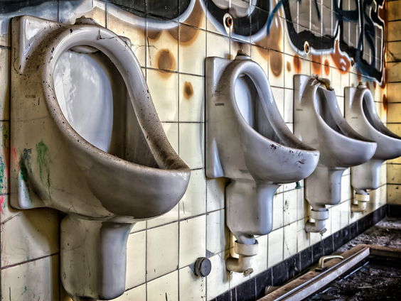 Toiletjuf Marin brengt een boek uit over haar werk (dat soms best ranzig is!)