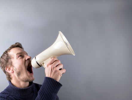 Tom gooit al zijn frustraties eruit en scheldt er op los!