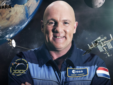 André Kuipers likt zijn vingers af bij het weekend van de Wetenschap