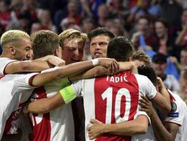 Sierd de Vos praat iedereen warm voor de wedstrijd van Ajax tegen AEK Athene