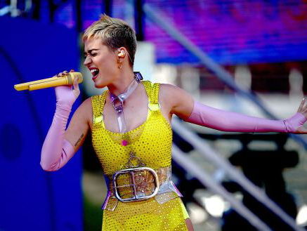 Waar verwijst Katy naar in haar nieuw single ‘Swish Swish’?