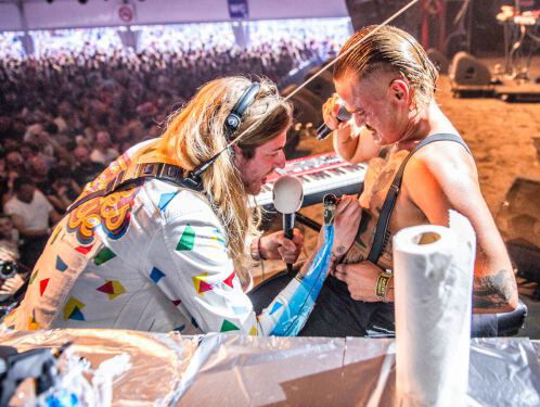 Frank tatoeëert frontman Jordy van De Likt live on stage op Pinkpop