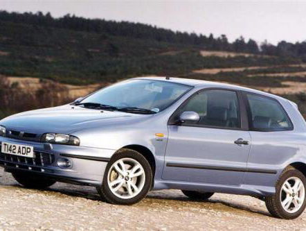 Knipperlichtliedje: Grijs rood blauw gele Fiat Bravo