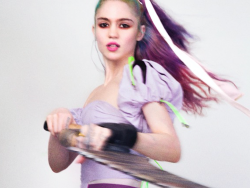 What Keeps You On Track: Bibi danst in haar onderbroek op Grimes!