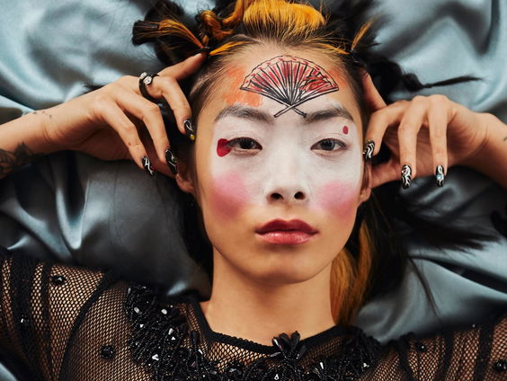 Rina Sawayama brengt de 90s naar 2020 met haar genre-overschrijdende debuutalbum