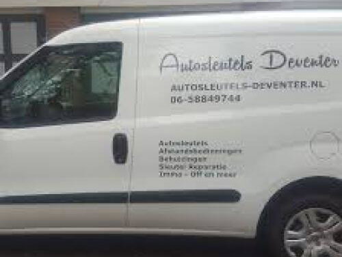 Medewerk van de Dag Jean Paul repareert autosleutels