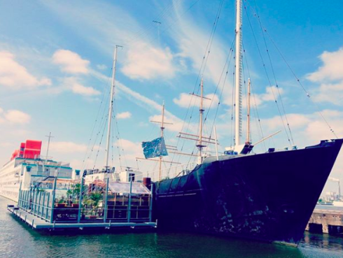 Timo is lekker door de rook aan het zwemmen in Club Noorderling