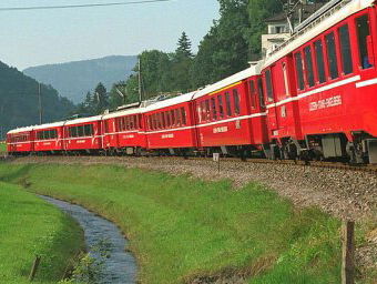 Mark is erg enthousiast over treinen