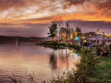 Frank racet DTRH over in een golfkar voor Odesza