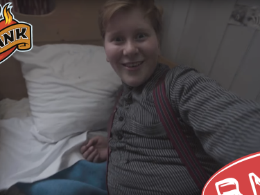 Maurits doet net alsof hij in de Tweede Wereldoorlog leeft