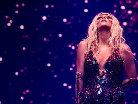 De 66-jarige Paul Harrington speelde nietsvermoedend mondharmonica in voor een wereldhit