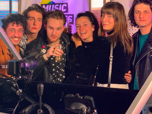 RONDÉ krijgt drankjes beloofd van Eva in ruil voor goede muziek