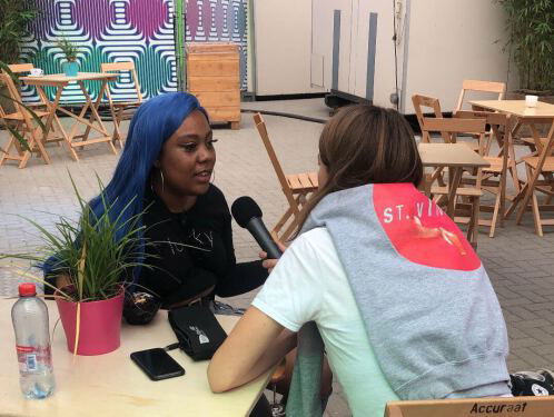 Vera mocht even backstage spieken bij Lyzza in de Lowlands Artist Village