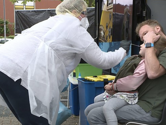 In Lansingerland wordt iedereen getest op corona, ook luisteraar Joost en zijn kinderen
