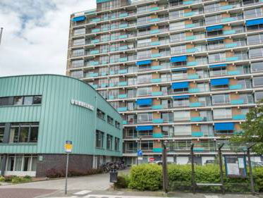 Medewerker van de Dag Lars geeft bejaarden op deze warme dag goede zorg