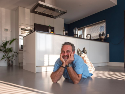 De Vliegende Makelaar verkoopt zijn huizen met bijzonder menselijke foto's