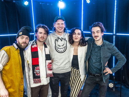 Indian Askin over hun albumrelease, alcoholgebruik en hun stopwoordjes